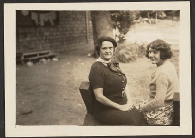 [Florence i przyjaciółka na podwórzu] autorstwa Louis Fleckenstein
