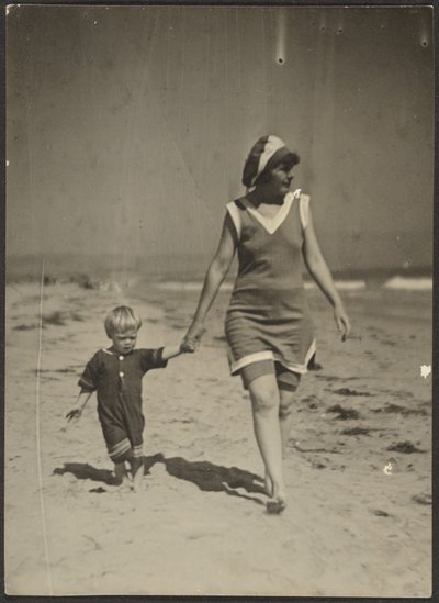 [Florence i niemowlę spacerujące po plaży]. autorstwa Louis Fleckenstein