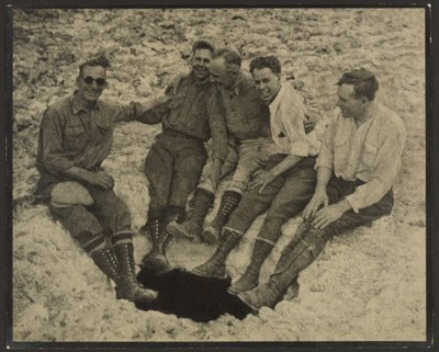 [Zdjęcie grupowe osób siedzących przy wejściu do pionowej jaskini na szczycie San Jacinto] autorstwa Louis Fleckenstein