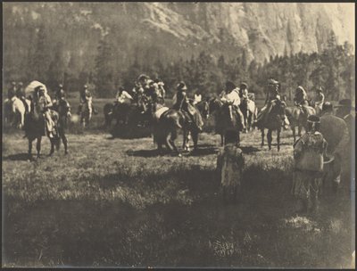 [Grupa na koniach, w tym rdzenni Amerykanie w tradycyjnych strojach]. autorstwa Louis Fleckenstein