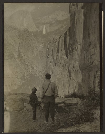 Liberty Cap i wodospad Nevada Falls, widok ze szlaku Ledge Trail, Park Narodowy Yosemite autorstwa Louis Fleckenstein