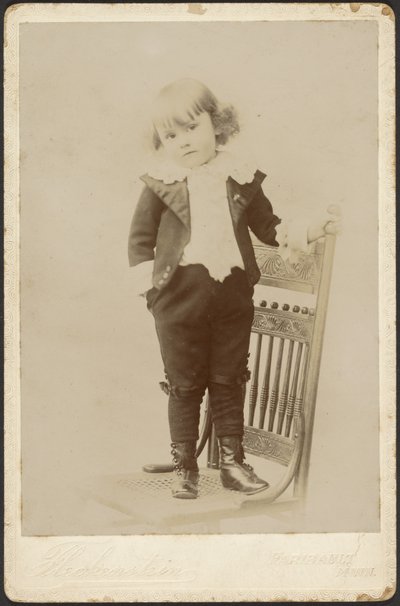 [Portret dziecka stojącego na krześle]. autorstwa Louis Fleckenstein