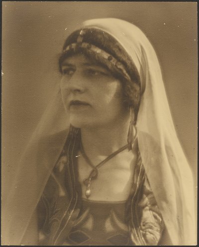 [Portret dziewczyny z Nautch] autorstwa Louis Fleckenstein