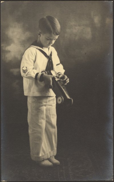 [Portret chłopca w marynarskim stroju z zabawkowym samochodzikiem] autorstwa Louis Fleckenstein