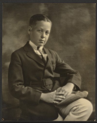 [Portret chłopca z czapką na kolanie]. autorstwa Louis Fleckenstein
