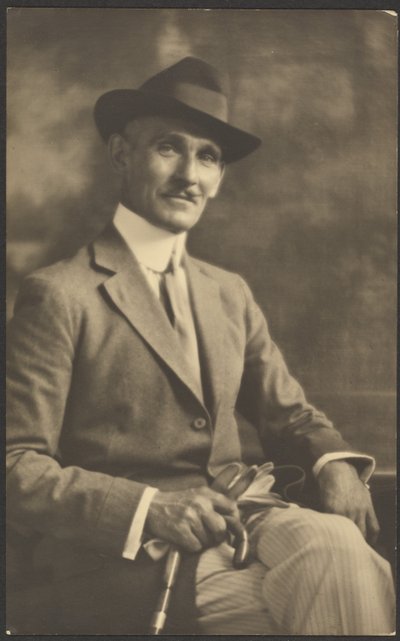 [Portret mężczyzny trzymającego laskę i rękawiczki]. autorstwa Louis Fleckenstein