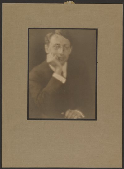 [Portret mężczyzny opierającego brodę na dłoni] autorstwa Louis Fleckenstein