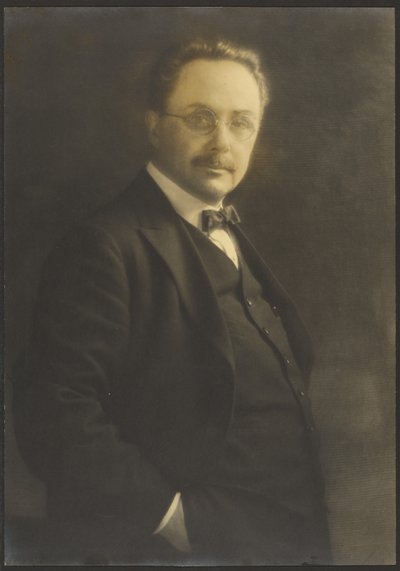 [Portret mężczyzny stojącego z ręką w kieszeni] autorstwa Louis Fleckenstein