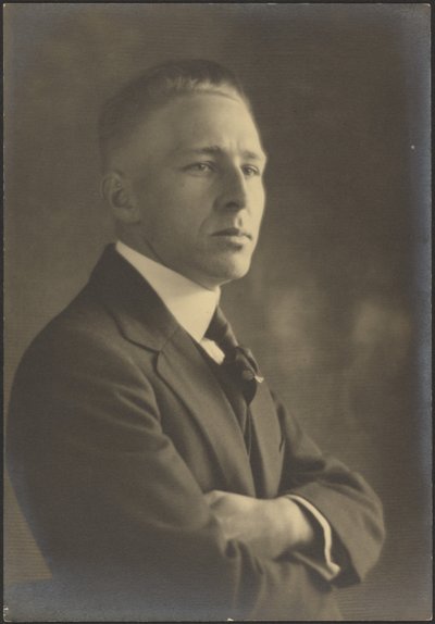 [Portret mężczyzny ze skrzyżowanymi ramionami]. autorstwa Louis Fleckenstein