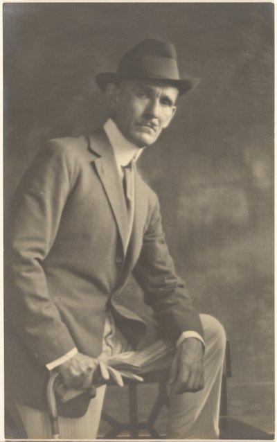 [Portret mężczyzny z laską i rękawiczkami]. autorstwa Louis Fleckenstein