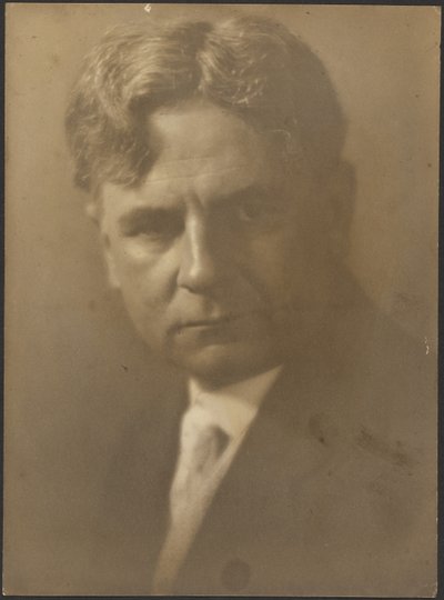 Portret mężczyzny o głęboko osadzonych oczach autorstwa Louis Fleckenstein