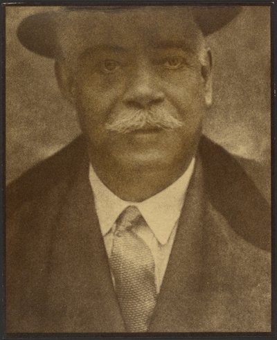 [Portret mężczyzny z rondem kapelusza] autorstwa Louis Fleckenstein