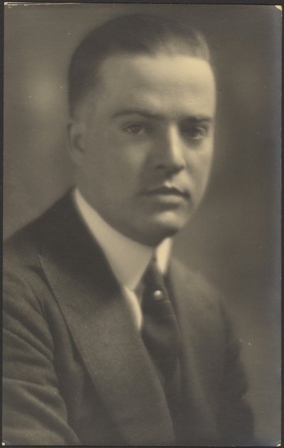 [Portret mężczyzny z perłową spinką do krawata] autorstwa Louis Fleckenstein