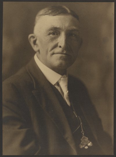 [Portret mężczyzny z zegarkiem kieszonkowym] autorstwa Louis Fleckenstein