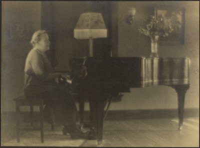[Portret kobiety siedzącej przy fortepianie] autorstwa Louis Fleckenstein