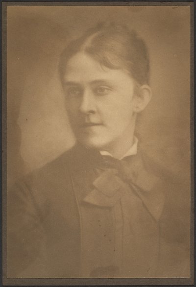 [Portret kobiety w sukience z krawatem na szyi]. autorstwa Louis Fleckenstein