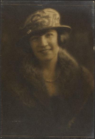 [Portret kobiety w kapeluszu z ozdobnym motywem]. autorstwa Louis Fleckenstein