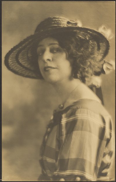 [Portret kobiety w sukience w kratę]. autorstwa Louis Fleckenstein