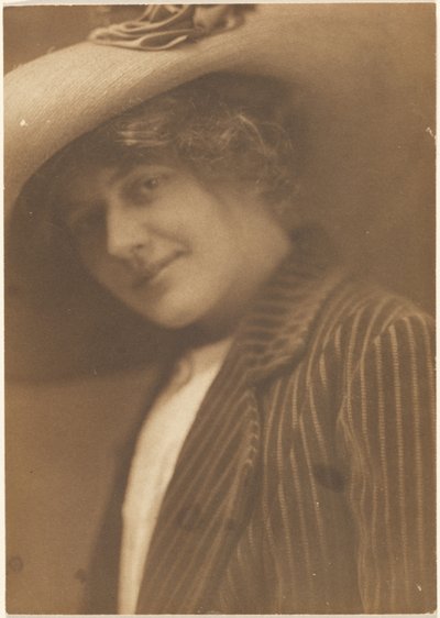 [Portret kobiety w marynarce w paski]. autorstwa Louis Fleckenstein