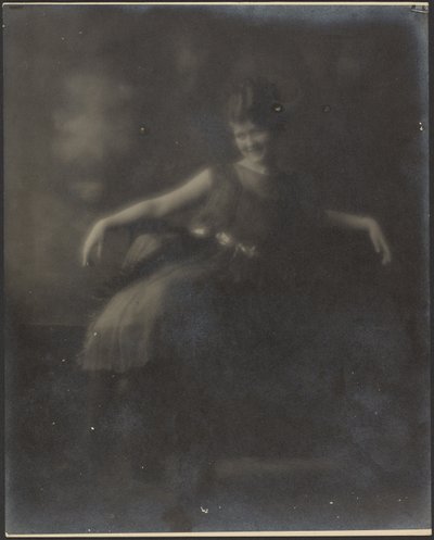 [Portret kobiety z kokardą przy pasku] autorstwa Louis Fleckenstein