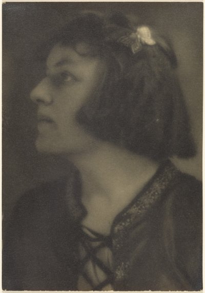 [Portret kobiety ze spinką do włosów w kształcie motyla]. autorstwa Louis Fleckenstein