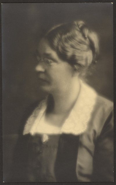 [Portret kobiety z otwartą książką (przycięty)]. autorstwa Louis Fleckenstein