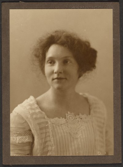 Portret kobiety w plisowanej bluzce autorstwa Louis Fleckenstein