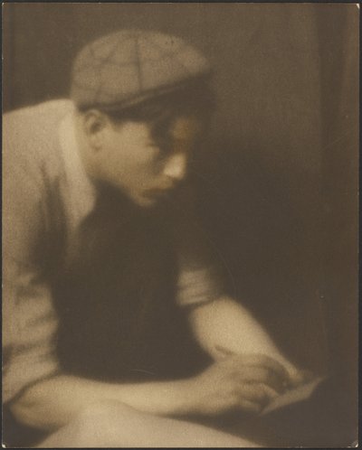 [Portret młodego mężczyzny piszącego notatkę] autorstwa Louis Fleckenstein