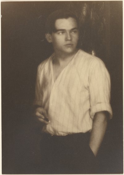 [Portret młodego mężczyzny w pasiastej koszuli z papierosem]. autorstwa Louis Fleckenstein