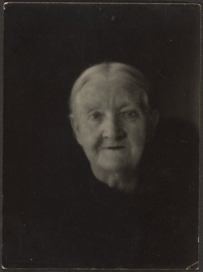 Portret starszej kobiety w ciemnym otoczeniu autorstwa Louis Fleckenstein