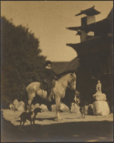 [Ruth Comfort Mitchell przed swoim domem, Yung See San Fong House, Los Gatos] autorstwa Louis Fleckenstein