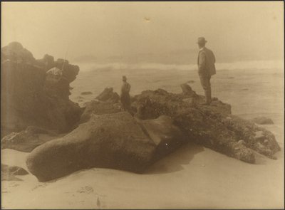 [Trzech mężczyzn łowiących ryby ze skał na plaży] autorstwa Louis Fleckenstein