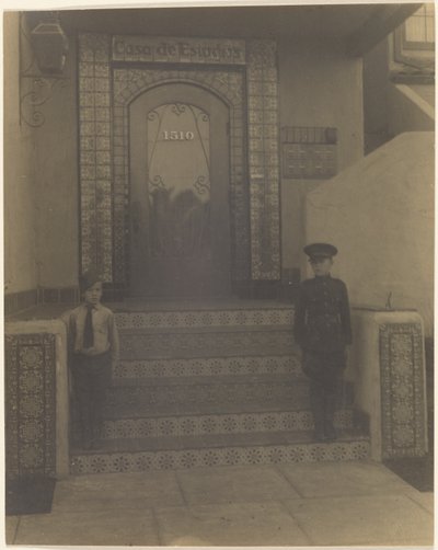 [Dwóch chłopców przed studiem Fleckensteina w Long Beach, Kalifornia]. autorstwa Louis Fleckenstein