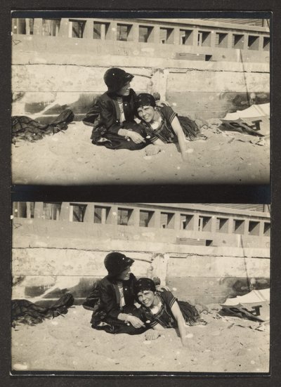 [Dwie kobiety na plaży, ponownie sfotografowane]. autorstwa Louis Fleckenstein
