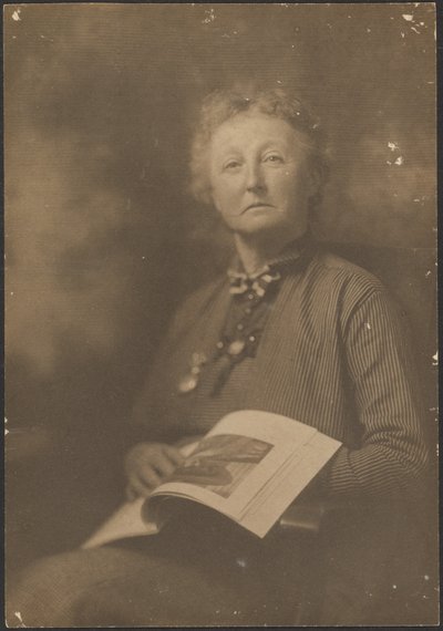 [Woman Holding Magazine] autorstwa Louis Fleckenstein