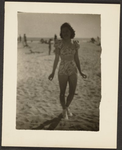 [Kobieta w bikini] autorstwa Louis Fleckenstein