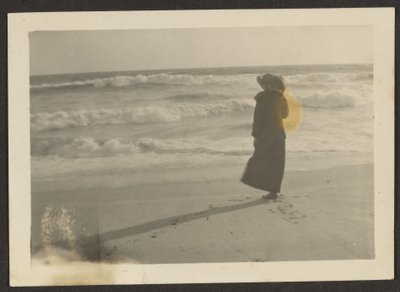 [Kobieta na plaży] autorstwa Louis Fleckenstein