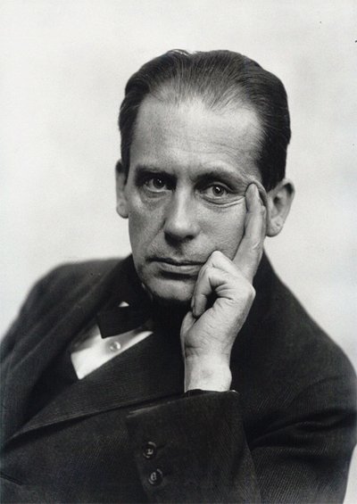 Walter Gropius , ok. 1919. autorstwa Louis Held