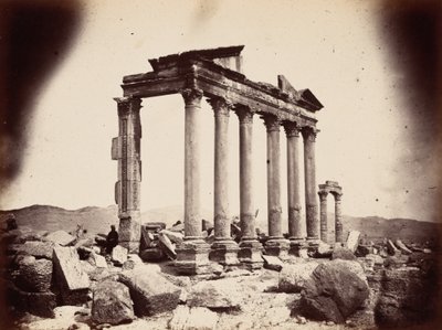 Mauzoleum na zachodnim końcu kolumnady, Palmyra, 1864 r. (zdjęcie) autorstwa Louis Vignes