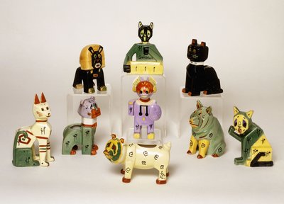 Grupa wazonów porcelanowych w kształcie stylizowanych zwierząt, XX w. (porcelana, emalia) autorstwa Louis Wain