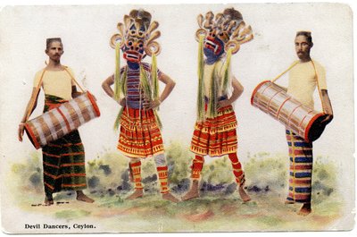 Diabelskie tancerki, Cejlon, ok. 1900-20 (fotografia ręcznie kolorowana) autorstwa Ltd. Ceylon Plâté