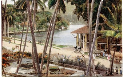 Widok ze Świątyni Świętego Zęba, Kandy, Cejlon, ok. 1900-20 (fotografia ręcznie kolorowana) autorstwa Ltd. Ceylon Plâté