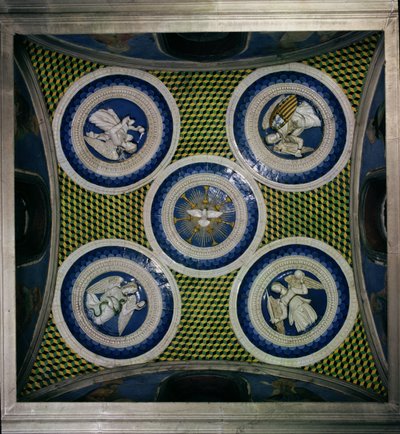 Widok stropu z kulami przedstawiającymi Ducha Świętego i Czterech Cnót Kardynalnych, lata 60. XIV w. (glazurowana terakota) autorstwa Luca Della Robbia