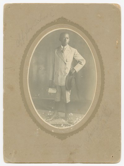 Zdjęcie Amosa Harpera w drodze do szkoły, ca. 1910. autorstwa Lucius Harper