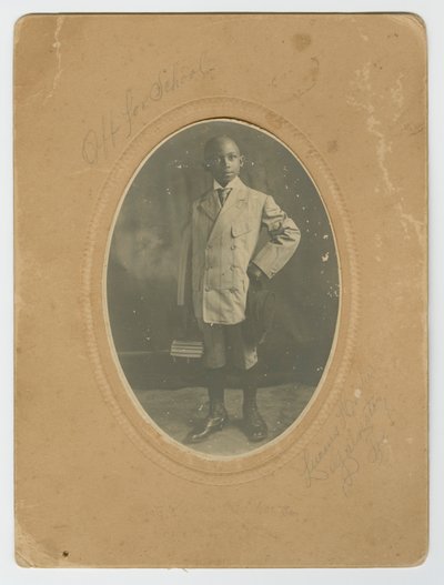Zdjęcie Luciusa Harpera Jr. idącego do szkoły, ca. 1910. autorstwa Lucius Harper