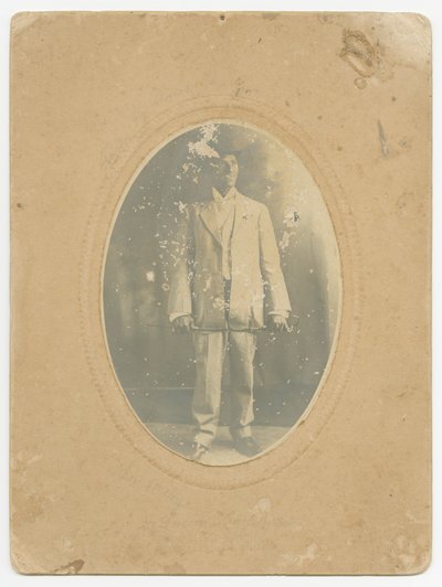 Zdjęcie mężczyzny, ca. 1910. autorstwa Lucius Harper