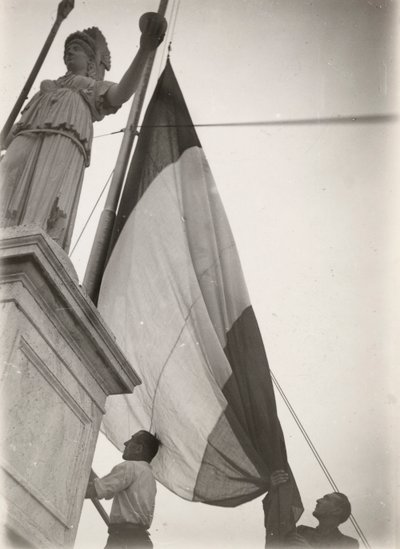Włoska flaga wciągnięta obok pomnika autorstwa Luigi Leoni