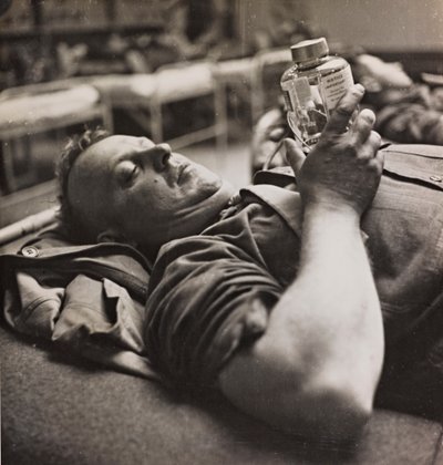 Wojskowy rekonwalescent wygląda na małą buteleczkę z preparatem chemicznym autorstwa Luigi Leoni