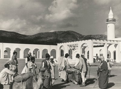 Sceny z życia miejskiego w wiosce rolniczej Muslim El Fager Al Fajr lub Dawn, Bengazi, Cyrenajka autorstwa Luigi Leoni