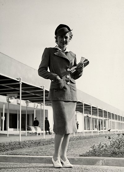 Model w garniturze stworzonym przez dom mody "Graldi". Całość dopełnia sztywny kapelusz. (zdjęcie czarno-białe) autorstwa Luis Bogino